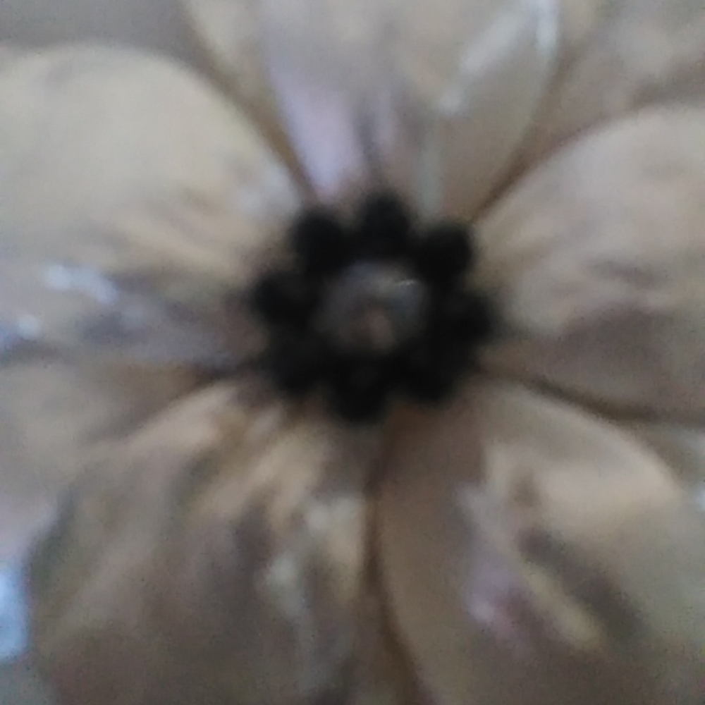 Flower necklace with flower in the middle of the flower - Picture 3 of 4